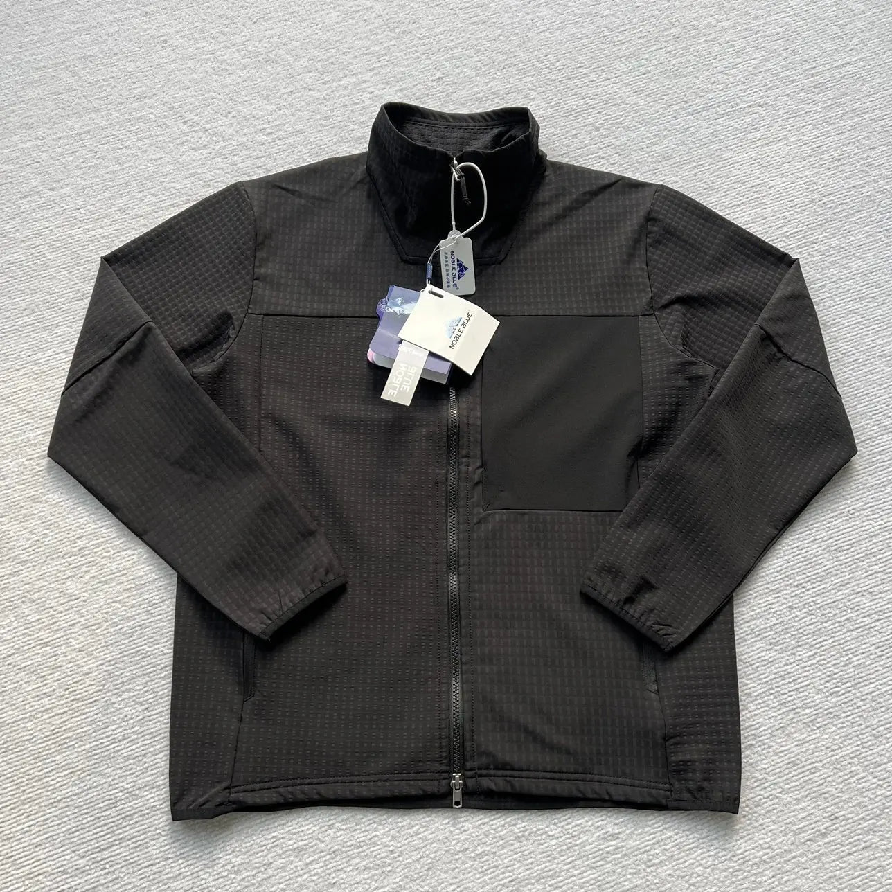 High-quality Outdoor Camping, Hiking, Windproof and Waterproof Jacket for Both Men and Women To Keep Warm.